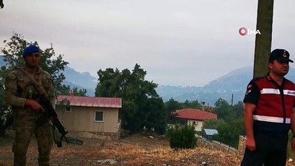 Askerler tahliye edilen evlerin önünde tedbir amaçlı nöbet tutuyor