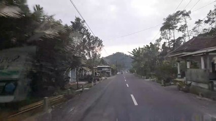 Jalanan kampung dibawah  kaki gunung semeru