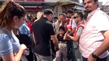 Taksim'de hırsızlık yaparken yakalanan çocuk, ortalığı birbirine kattı