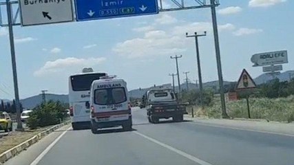 Yolcu otobüsü uzun süre ambulansa yol vermedi