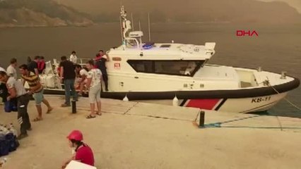 Hayıtbükü Koyu'nda Sahil Güvenlik ekiplerinden yangın söndürme ekiplerine yiyecek ve içecek yardımı