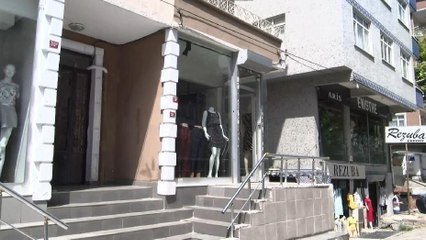 Pantolon hırsızları kendilerine tepki gösterenlere kilit fırlattı