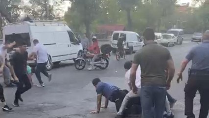 Скачать видео: Polise saldıranları linçten yine polis kurtardı