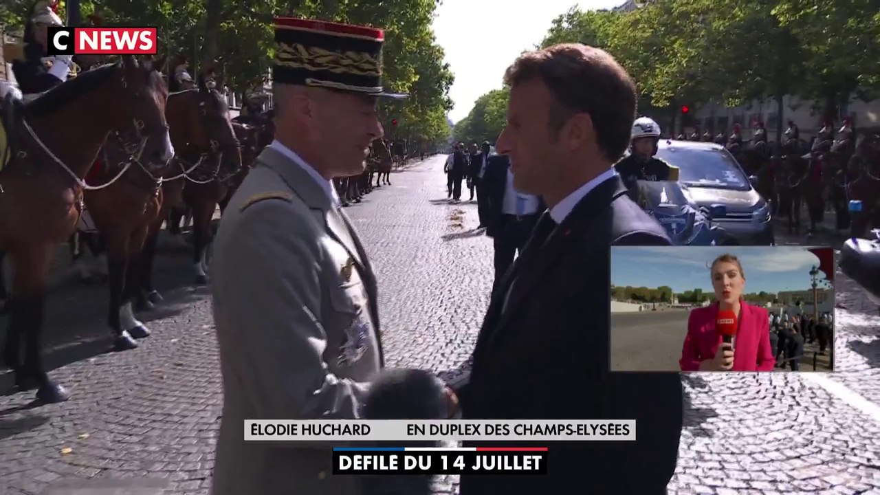 Emmanuel Macron arrive sur les Champs-Elysées pour la cérémonie du 14-Juillet 2022.