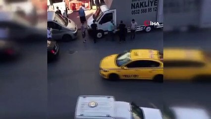 Esenyurt'ta taksici, ücret tartışması yaşadığı yolcuyu tekme tokat dövdü