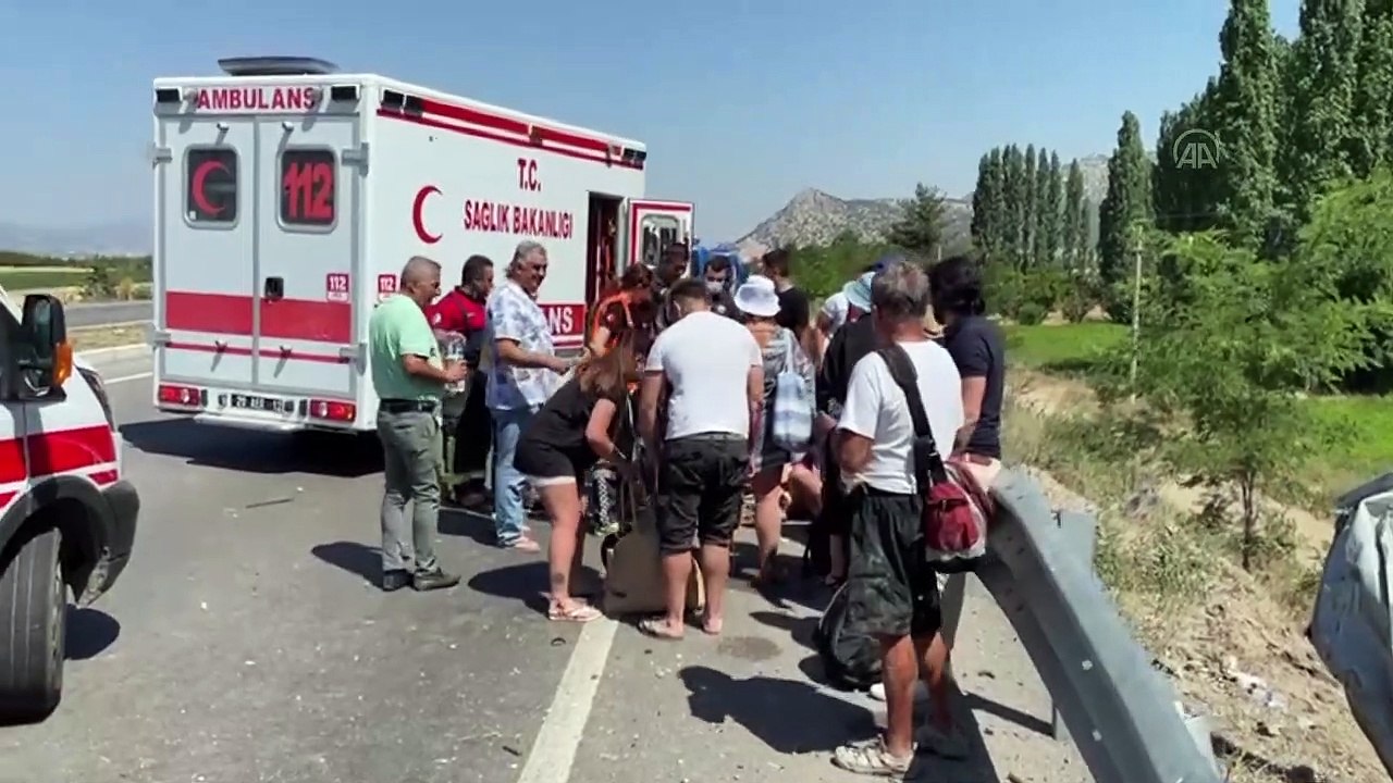 Denizli'de otobüs devrildi