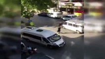 Esenyurt'ta taksiciler kovaladıkları yolcuyu tekme tokat dövdü
