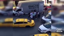 Taksici tartıştığı yolcuyu arkadaşıyla tekme tokat dövdü