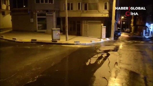 İçme suyu borusundaki patlak yolu göle çevirdi