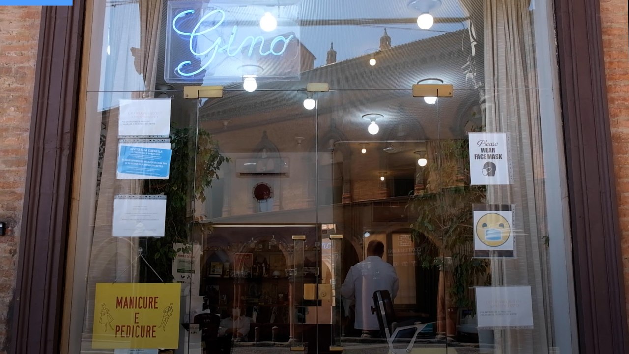 Bologna, il barbiere di piazza Santo Stefano: "Cerco un aiutante, ma non trovo giovani"