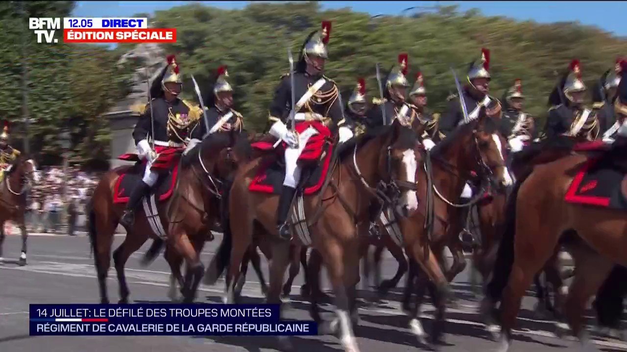 14-Juillet: La Garde républicaine descend les Champs-Élysées et clôt le défilé
