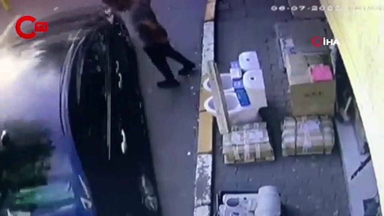 Karaköy'de ortalık savaş alanına döndü: Tartıştığı kişiyi aracıyla ezmeye çalıştı, kontrolü kaybedip işyerine daldı