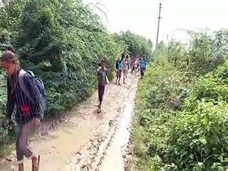 जिले का एक गांव ऐसा भी जहां स्कूल जाने के लिए कीचड़ से होकर गुजरना मजबूरी-video