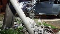 Condutor perde controle do Toyota Corolla e acerta poste no Centro