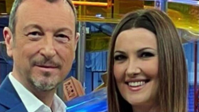 “Noi”. Amadeus e Giovanna, la foto più bella del loro amore. Pure gli amici vip impazziti