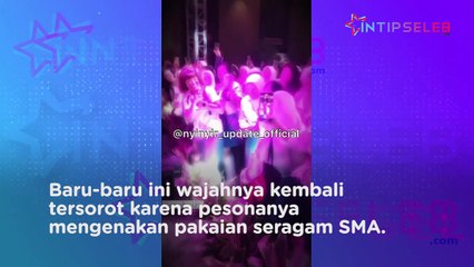 Yuni Shara Tersorot Pakai Seragam SMA, Wajahnya Awet Muda