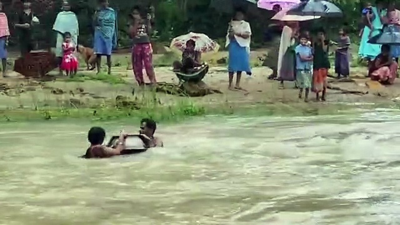 BASTAR VIRAL VIDEO: जान जोखिम में डाल कर उफनती...
