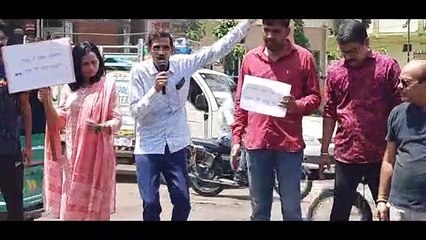 500 में बिक जाओंगे ऐसा ही रोड पाओगे, लालच में हाथ पर मोहर लगाओंगे, ऐसा ही रोड पाओंगे जैसे नारे लगार सड़क की दुर्दशा बताई