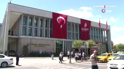 Tatilde olan İmamoğlu’na pankartlı tepki