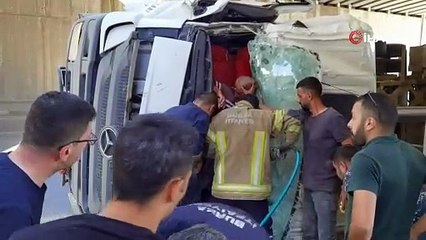 Damperi açık kalan kamyon köprüye çarpıp devrildi; sürücüsü böyle kurtarıldı