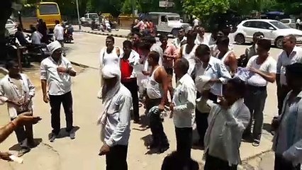 शर्ट खोलकर विरोध में उतरे पंचायत सहायक..ये रखी बड़ी मांगे