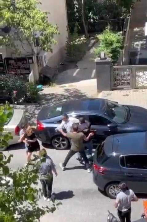 Son Dakika | Maltepe'de kadın ile erkek sürücü arasındaki yol verme tartışması kamerada