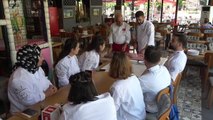 Kebap yapımını öğrenen gençler, 14 Temmuz Dünya Kebap Günü'nde sertifikalarına kavuştu