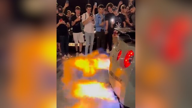 Des rassemblements de fans d'automobiles en bas des Champs-Elysées