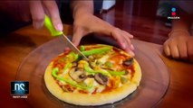 Atalo Mata Othón prepara pizza vegetariana