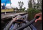 Un kayakiste retrouve un enfant seul au milieu d'une rivière, oublié par son père ivre