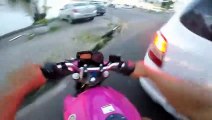 Ce motard roule à 100 kmh au milieu des voitures à l'arrêt (Brésil)