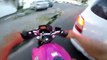 Ce motard roule à 100 kmh au milieu des voitures à l'arrêt (Brésil)