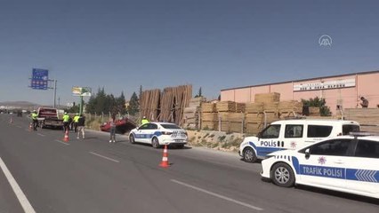 Devrilen kamyonetteki 8 kişi yaralandı