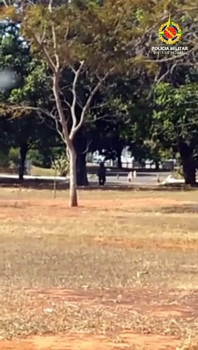 Policial militar prepara desativação de bomba que estava na Embaixada da Rússia