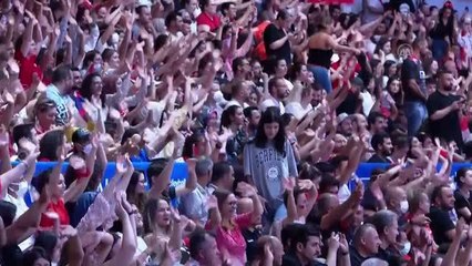 Bakan Kasapoğlu Türkiye-Tayland voleybol maçını seyirciler arasında izledi