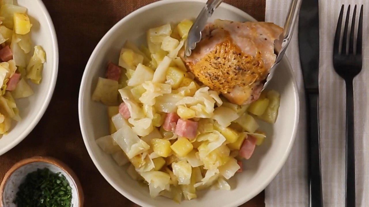 How to Make Smothered Cabbage With Ham