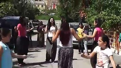 Adana Havası Eşliğinde Şalvarlı Gızla