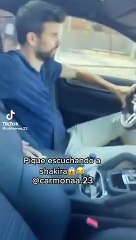 Pillan a Piqué escuchando Shakira en el coche a todo volumen