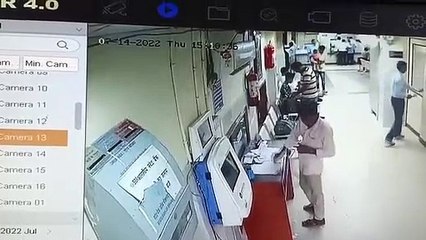 रिटायर्ड फौजी ने 10 रुपए के पेन के चक्कर में गंवा दिए 49 हजार रुपए, CCTV में कैद हुई वारदात- VIDEO