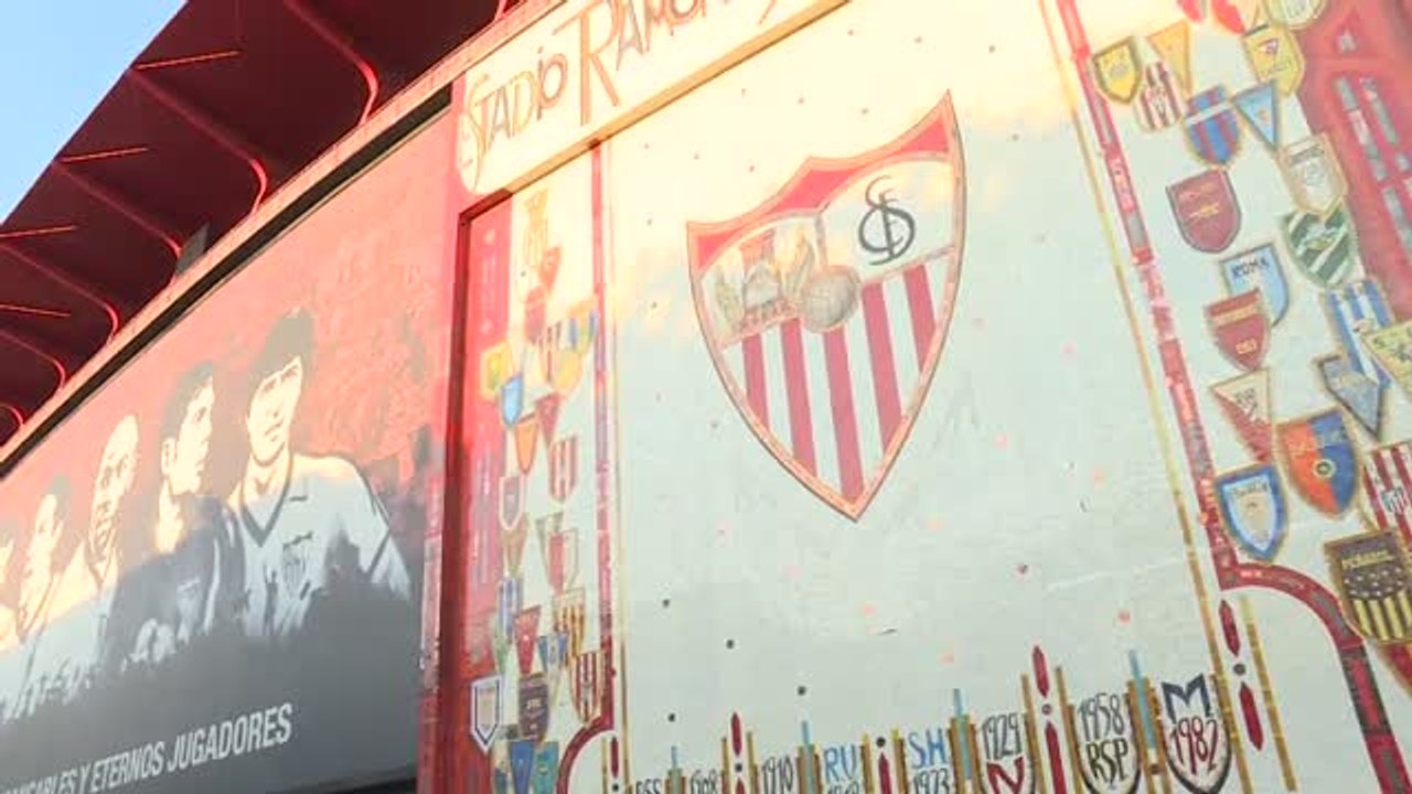 Decenas de aficionados del Sevilla protestan contra la subida del precio de los abonos