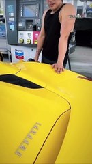 Eduin Caz presume su Ferrari y confiesa por qué no lo usa