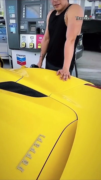 Eduin Caz presume su Ferrari y confiesa por qué no lo usa
