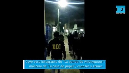Cayó otro integrante de La banda de Anonymous máscara de 'La casa de papel, esposas y armas