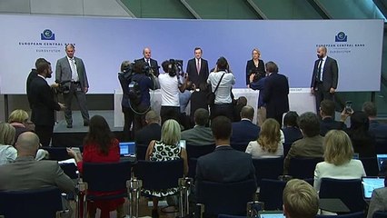 Primeiro-ministro da Itália decide renunciar, mas presidente recusa