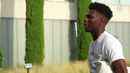 El recibimiento del vestuario del Madrid a los fichajes