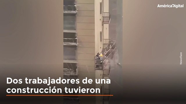 Colgando a gran altura: trabajadores de una construcción son sorprendidos por una ráfaga de viento en China