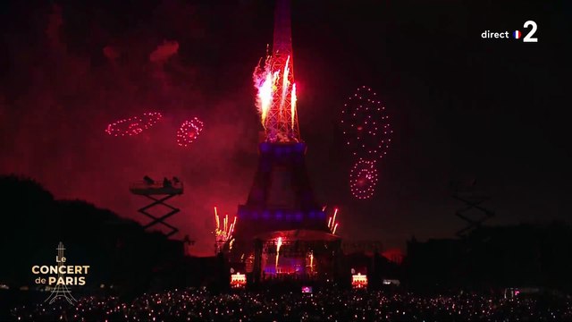 Feu d artifice du 14 juillet à Paris - Regardez le bel hommage à la chanteuse Régine au son de sa chanson Les petits papiers