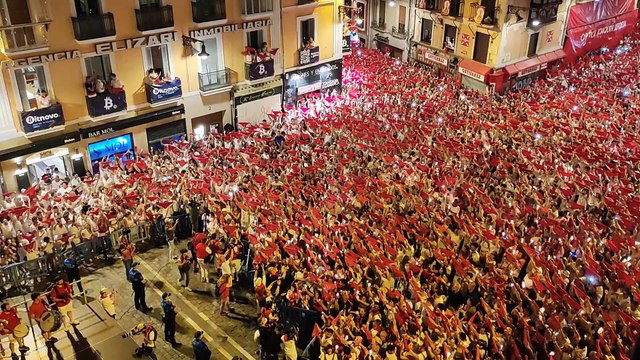 Pamplona se despide de San Fermín: así se ha vivido el Pobre de mí en la Plaza del Ayuntamiento