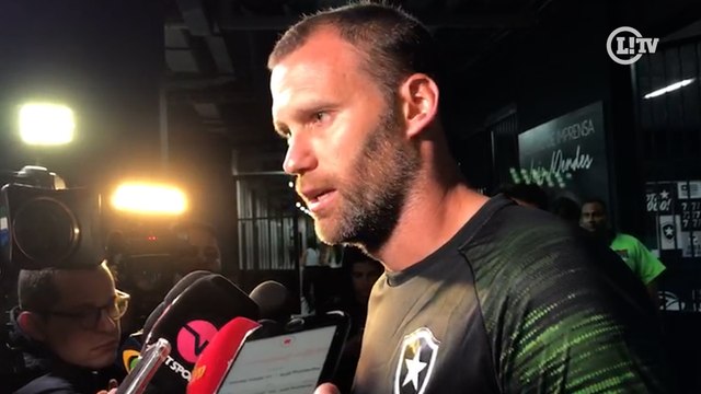 Carli entende bronca da torcida do Botafogo, mas diz que o time ainda busca evolução