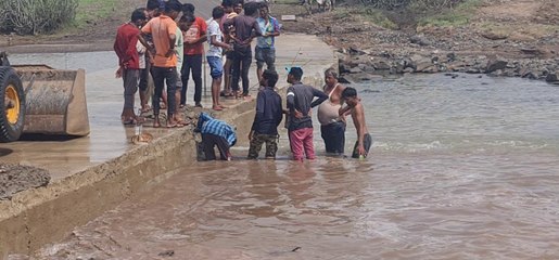 Kutch Flood : પાણીના વહેણમાં પૂલ નીચે ફસાયો યુવક, લોકોએ બચાવવા ખૂબ પ્રયાસ કર્યા પણ ન બચાવી શક્યા